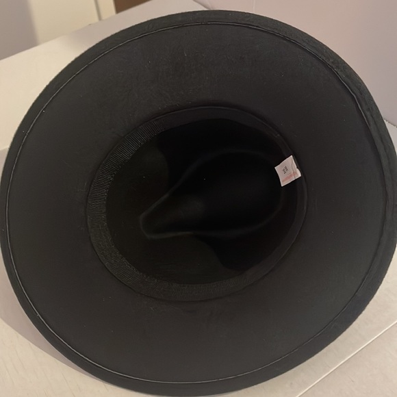 Black Fendora Hat with Chain - Picture 4 of 7